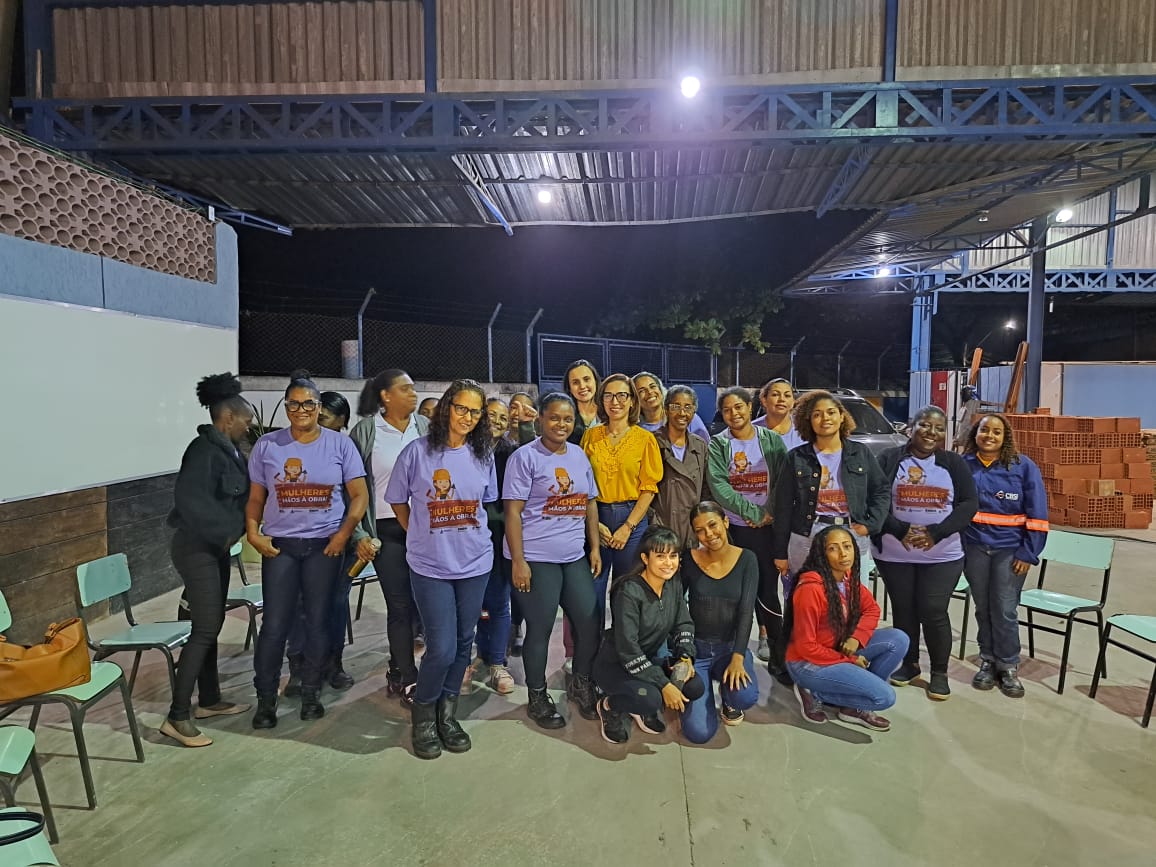 Secretaria da Mulher e Direitos Humanos de Volta Redonda faz roda de conversa com alunas do projeto ‘Mulheres Mãos à Obra’